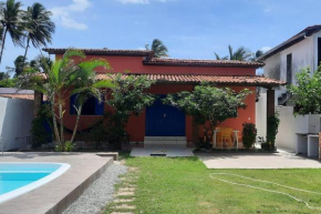 Casa a poucos metros da praia em condomínio